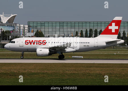 München - 8. August 2016: Swiss International Airlines, Airbus A319 am Flughafen München Stockfoto