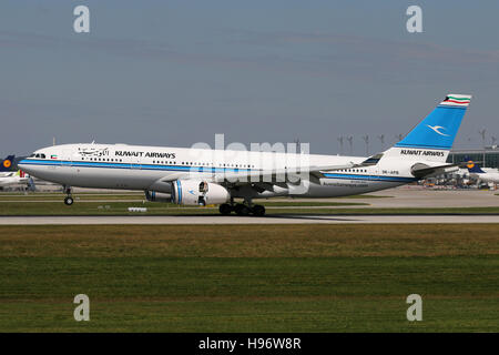 München - 8. August 2016: Kuwait Airways Airbus A330-200 am Flughafen München landet Stockfoto