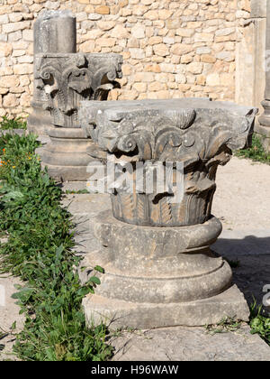 Gefallen Spalte Kapitalien in der antiken Stadt Volubilis im Bereich Zerhoun-Massivs von Marokko Stockfoto