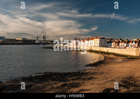 Ein Blick auf die Landzunge bei Hartlepool im Nordosten Englands zeigt Häuser, Strand und Krane Stockfoto