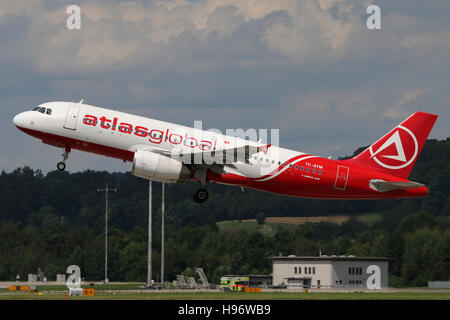 Zürich, Schweiz - 29. Juli 2016: Atlas Global, Airbus A320 am Flughafen Zürich nimmt ab Stockfoto