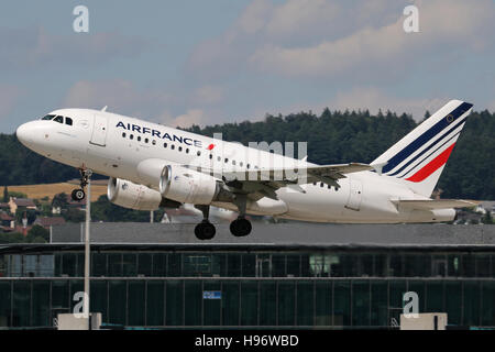 Zürich, Schweiz - 29. Juli 2016: Air France, Airbus A318 am Flughafen Zürich nimmt ab Stockfoto