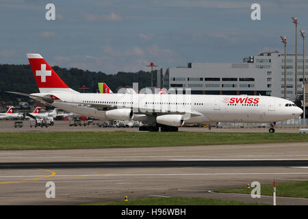 Zürich, Schweiz - 29. Juli 2016: Swiss International Airlines, Airbus A340-300 am Flughafen Zürich Stockfoto