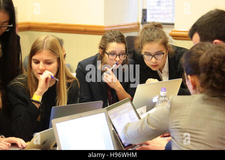 Studenten, die Teilnahme an Sitzungen bei OxIMUN 2016. Aus einer Reihe von Fotos, die auf der Oxford International Model United Nations Konferenz (OxIMUN 201 Stockfoto