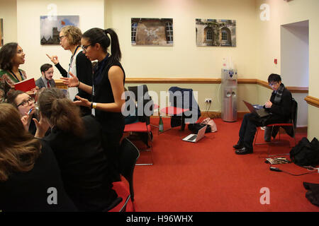 Studenten, die Teilnahme an Sitzungen bei OxIMUN 2016. Aus einer Reihe von Fotos, die auf der Oxford International Model United Nations Konferenz (OxIMUN 201 Stockfoto