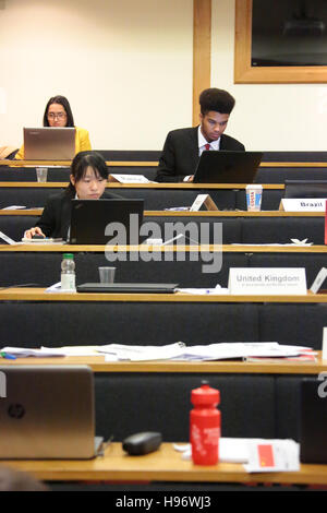 Studenten, die Teilnahme an Sitzungen bei OxIMUN 2016. Aus einer Reihe von Fotos, die auf der Oxford International Model United Nations Konferenz (OxIMUN 201 Stockfoto