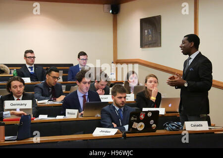 Studenten, die Teilnahme an Sitzungen bei OxIMUN 2016. Aus einer Reihe von Fotos, die auf der Oxford International Model United Nations Konferenz (OxIMUN 201 Stockfoto