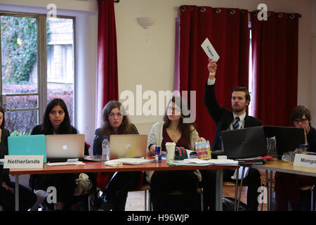 Studenten, die Teilnahme an Sitzungen bei OxIMUN 2016. Aus einer Reihe von Fotos, die auf der Oxford International Model United Nations Konferenz (OxIMUN 201 Stockfoto