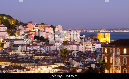 Stadtbild von Lissabon, Portugal, gesehen vom Miradouro Sao Pedro de Alcantara in der Nacht Stockfoto