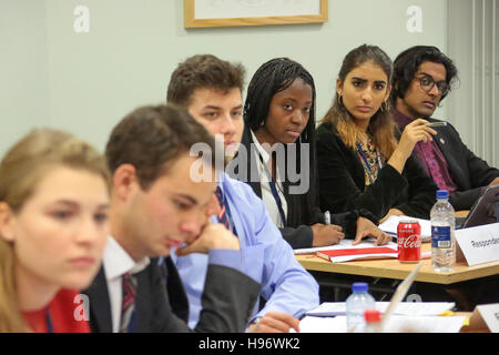 Studenten, die Teilnahme an Sitzungen bei OxIMUN 2016. Aus einer Reihe von Fotos, die auf der Oxford International Model United Nations Konferenz (OxIMUN 201 Stockfoto