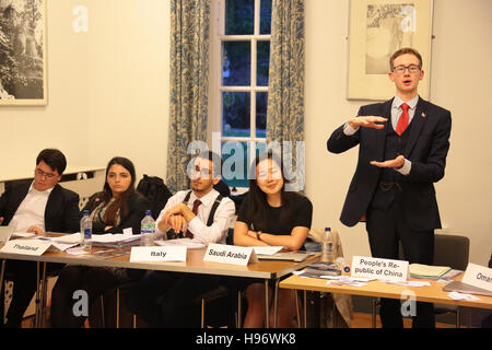 Studenten, die Teilnahme an Sitzungen bei OxIMUN 2016. Aus einer Reihe von Fotos, die auf der Oxford International Model United Nations Konferenz (OxIMUN 201 Stockfoto