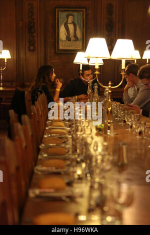 OxIMUN mit Abendessen im Speisesaal Corpus Christi College-Studenten. Aus einer Reihe von Fotos von Oxford International Modell Uni Stockfoto