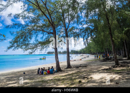 Familie Picknick im Schatten am Strand, Mon Choisy Mauritius, Indischer Ozean Stockfoto