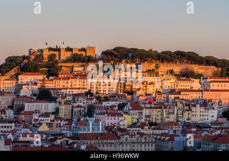 Stadtbild von Lissabon, mit dem Sao Jorge Castle von Miradouro Sao Pedro de Alcantara bei Sonnenuntergang gesehen. Stockfoto