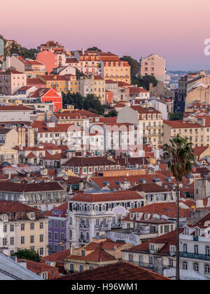 Stadtbild von Lissabon, Portugal, gesehen vom Miradouro Sao Pedro de Alcantara bei Sonnenuntergang. Stockfoto