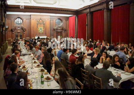 Studenten mit Abendessen in der dining Hall von Somerville College in Oxford. Aus einer Reihe von Fotos, die bei den OxIMUN 2016 Stockfoto