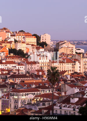 Stadtbild von Lissabon, Portugal, gesehen vom Miradouro Sao Pedro de Alcantara bei Sonnenuntergang. Stockfoto