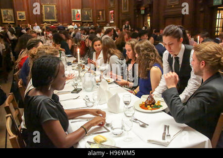 Studenten mit Abendessen in der dining Hall von Somerville College in Oxford. Aus einer Reihe von Fotos, die bei den OxIMUN 2016 Stockfoto