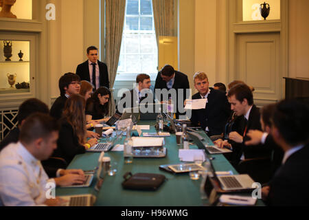 Studenten, die Teilnahme an Sitzungen bei OxIMUN 2016. Aus einer Reihe von Fotos, die auf der Oxford International Model United Nations Konferenz (OxIMUN 201 Stockfoto