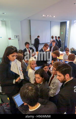 Studenten, die Teilnahme an Sitzungen bei OxIMUN 2016. Aus einer Reihe von Fotos, die auf der Oxford International Model United Nations Konferenz (OxIMUN 201 Stockfoto