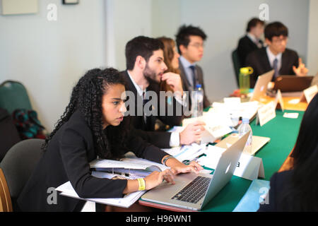 Studenten, die Teilnahme an Sitzungen bei OxIMUN 2016. Aus einer Reihe von Fotos, die auf der Oxford International Model United Nations Konferenz (OxIMUN 201 Stockfoto