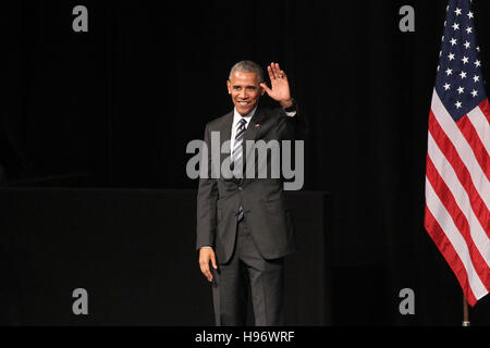 US-Präsident Barack Obama hält eine Rede an der Oper von Athen. Als Obama seinen Besuch nach Griechenland umbrochen wird, warnt er die Welt Führer müssen mehr tun, um m Stockfoto