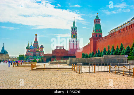 Die Aussicht auf dem Roten Platz mit der Basilius Kathedrale, Lenin Mausoleum, Spasskaja-Turm, Senatskaya Turm und Kreml Stockfoto