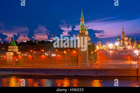 Am Abend, die, den Moskau hell und geheimnisvoll ist. Türmen, Kathedralen, Straßen und Plätze werden eine andere. Stockfoto