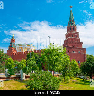 Die Oruscheinaja (Waffenkammer) Turm und Borovitskaya Turm (mit einem Stern) des Moskauer Kreml von Alexander Garden. Stockfoto