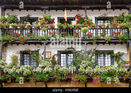 Fensterdekoration Blume, blumengeschmückten Balkon bei Santillana del Mar, Kantabrien, Spanien Stockfoto