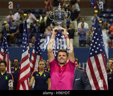 Gewinner Stan Wawrinka (SUI) mit den Titel bei den US Open 2016 Championships in Flushing Meadows, New York, USA Stockfoto