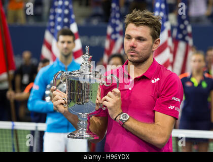 Gewinner Stan Wawrinka (SUI) mit den Titel bei den US Open 2016 Championships in Flushing Meadows, New York, USA Stockfoto