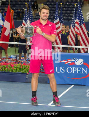 Gewinner Stan Wawrinka (SUI) mit den Titel bei den US Open 2016 Championships in Flushing Meadows, New York, USA Stockfoto