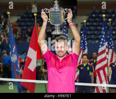 Gewinner Stan Wawrinka (SUI) mit den Titel bei den US Open 2016 Championships in Flushing Meadows, New York, USA Stockfoto