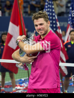 Gewinner Stan Wawrinka (SUI) mit den Titel bei den US Open 2016 Championships in Flushing Meadows, New York, USA Stockfoto