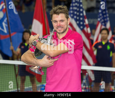 Gewinner Stan Wawrinka (SUI) mit den Titel bei den US Open 2016 Championships in Flushing Meadows, New York, USA Stockfoto