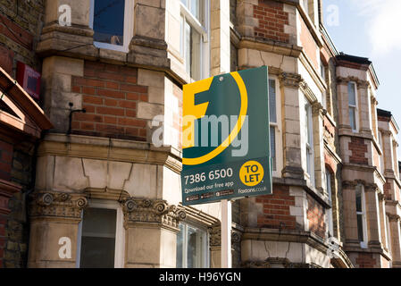 Foxtons Estate Agent Schild draußen eine Reihe von viktorianischen Reihenhäuser in London, England. Stockfoto