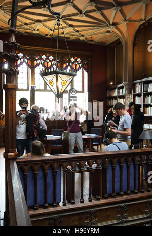 Die schöne Buchhandlung Livraria Lello, bekannt als Harry Potters Bibliothek in Hogwarts JK Rowling, Porto, NW Portugal, Europa Stockfoto