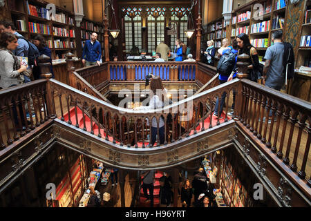 Die schöne Buchhandlung Livraria Lello, bekannt als Harry Potters Bibliothek in Hogwarts JK Rowling, Porto, NW Portugal, Europa Stockfoto