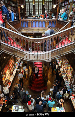 Die schöne Buchhandlung Livraria Lello, bekannt als Harry Potters Bibliothek in Hogwarts JK Rowling, Porto, NW Portugal, Europa Stockfoto