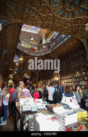 Die schöne Buchhandlung Livraria Lello, bekannt als Harry Potters Bibliothek in Hogwarts JK Rowling, Porto, NW Portugal, Europa Stockfoto