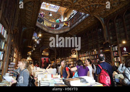 Die schöne Buchhandlung Livraria Lello, bekannt als Harry Potters Bibliothek in Hogwarts JK Rowling, Porto, NW Portugal, Europa Stockfoto