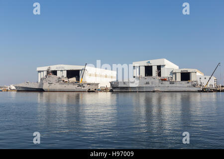 USS Manchester littoral combat Ship und USNS Yuma expeditionary schnellen Transport auf der Werft Austal in Mobile, Alabama. Stockfoto