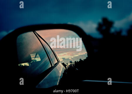 Seitlicher Blick Spiegel, Auto unterwegs auf der Autobahn in der Abenddämmerung, Ontario, Kanada Stockfoto