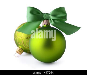 Grüne Weihnachtskugeln mit Seide Band Bogen isoliert auf weißem Hintergrund Stockfoto