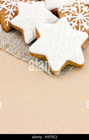 hausgemachte sternförmige Weihnachten Lebkuchen auf braun gestreiftes Papierhintergrund Stockfoto