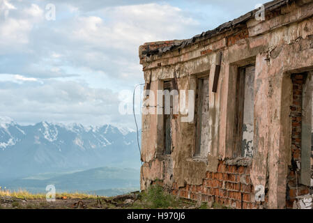 Verlassene Gebäude am Gipfel des Berges. Altai, Russland. Stockfoto