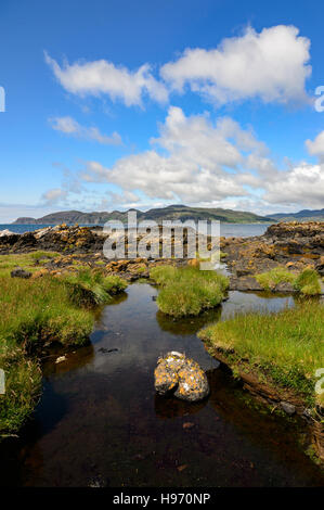Kleiner Fluss fließt ins Meer an Ardmore Punkt auf dem nördlichen Teil von der Isle of Mull, Schottland Stockfoto