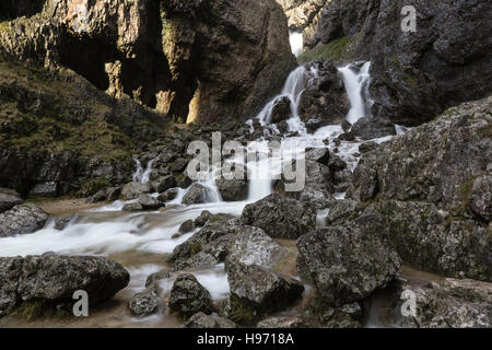 Wasserfall und Wanderweg Route in Gordale Narbe, Malham, Yorkshire Dales, England, UK Stockfoto