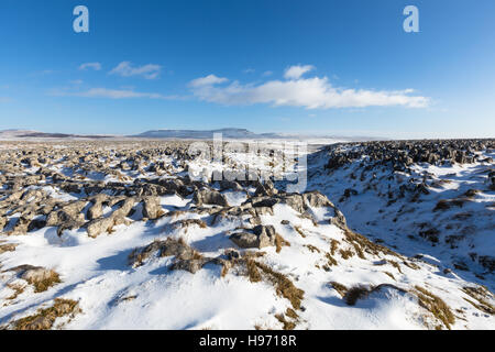 Blick nach unten die Yorkshire drei Zinnen Fußweg auf Sulber Nick gegenüber Pen-y-Gent, Yorkshire Dales, England, UK Stockfoto